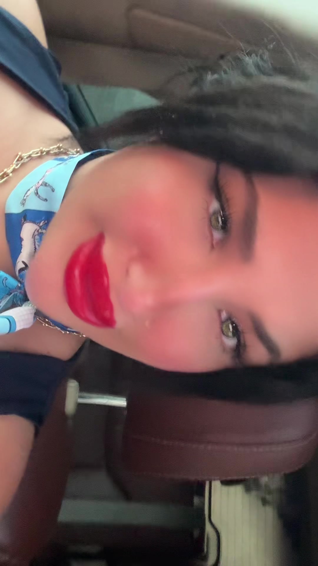 @،