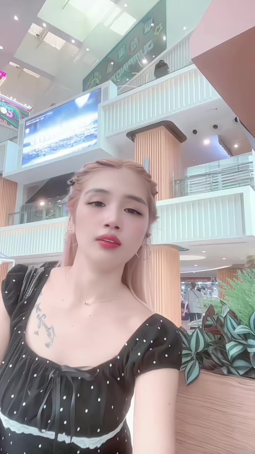 @👑𝙌𝙐𝙀𝙀𝙉𝙇𝙔👑