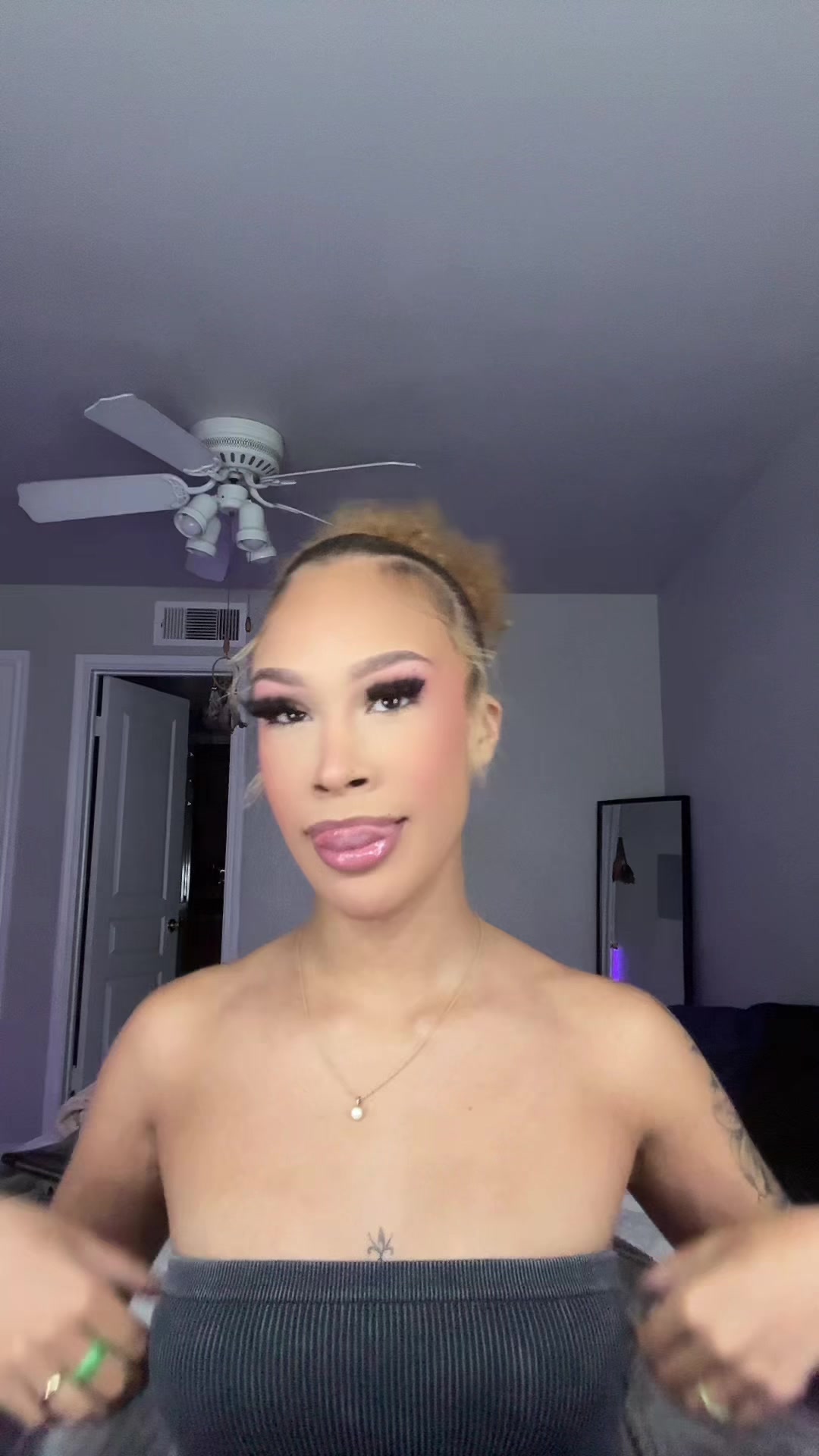@niaakarrington
