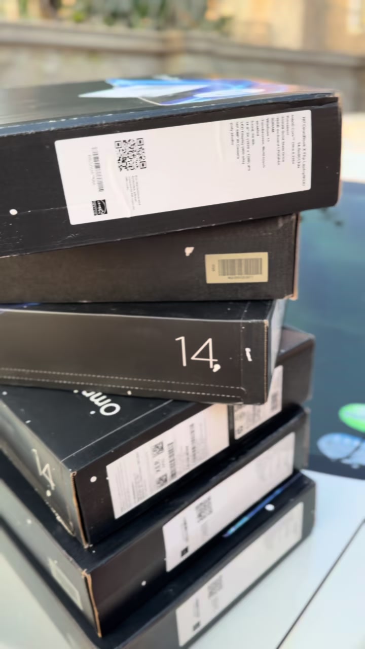 @Laptop guy 🇺🇬