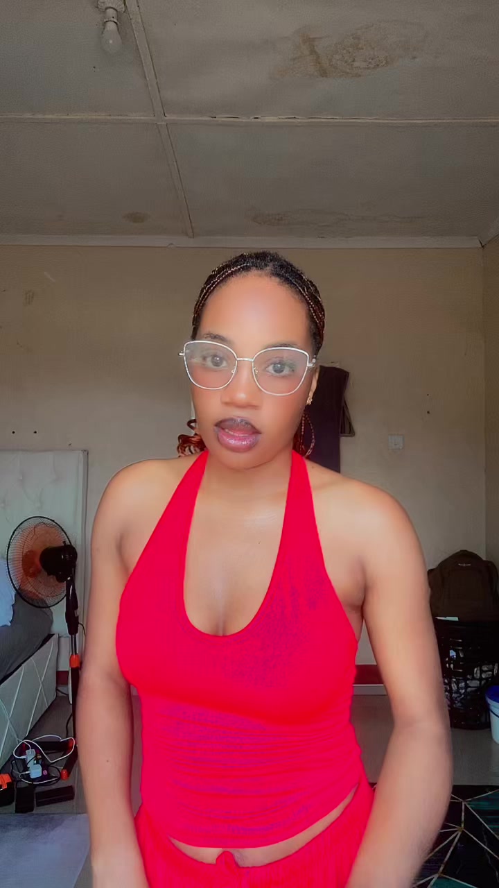 @tanishakayz