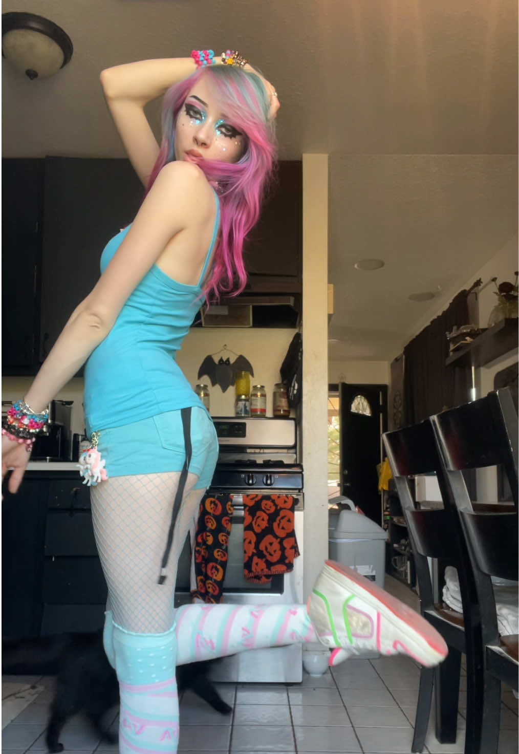 @Weird chick wit pink hair