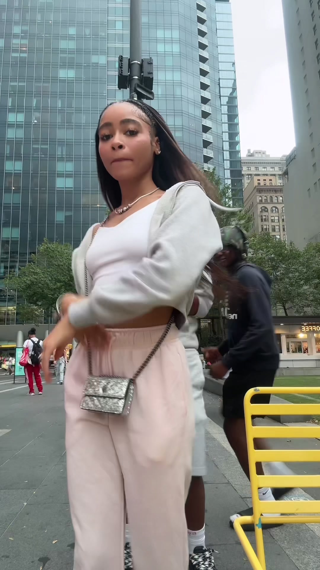 @⃟