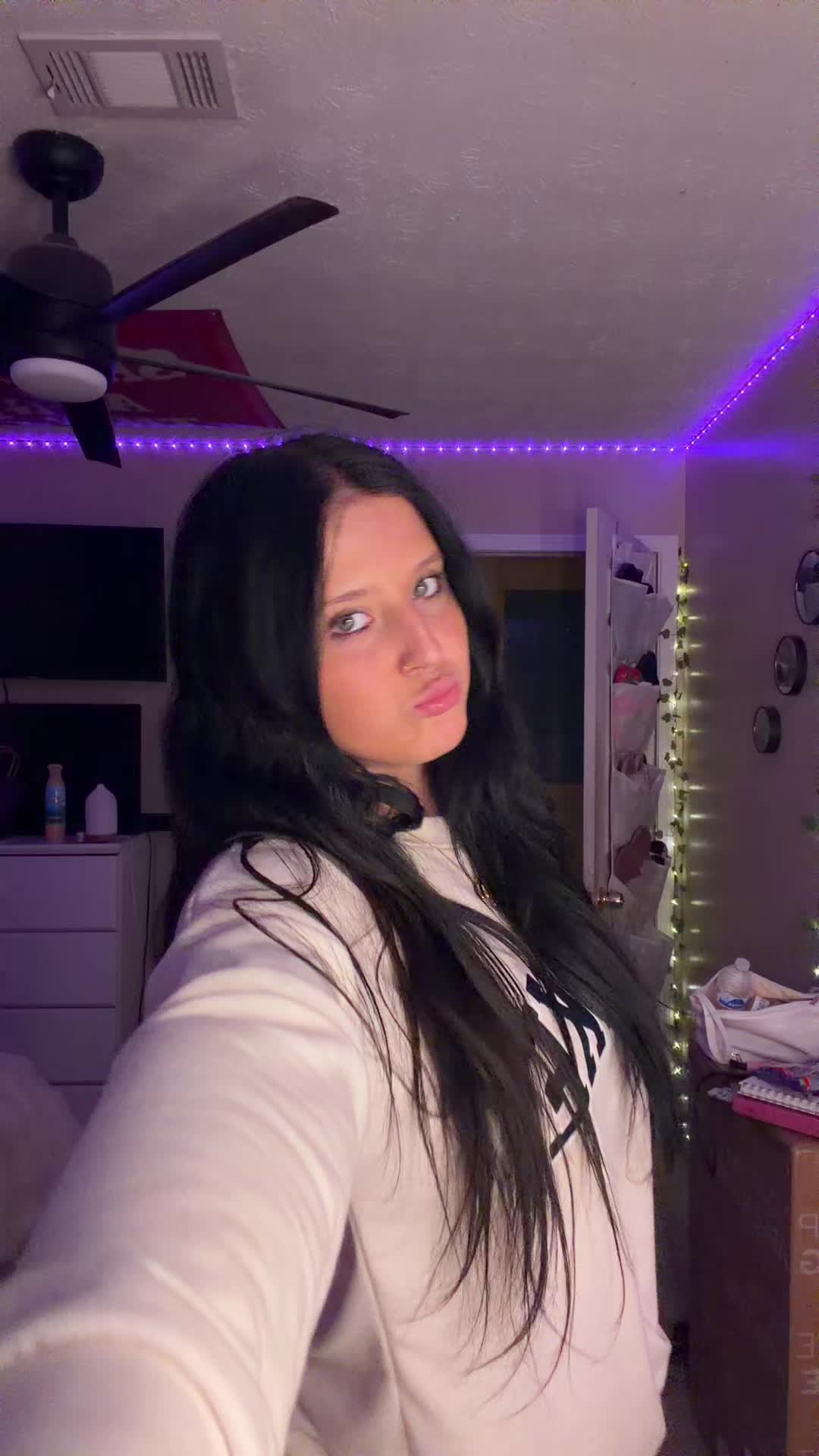 @heyitsmelllll