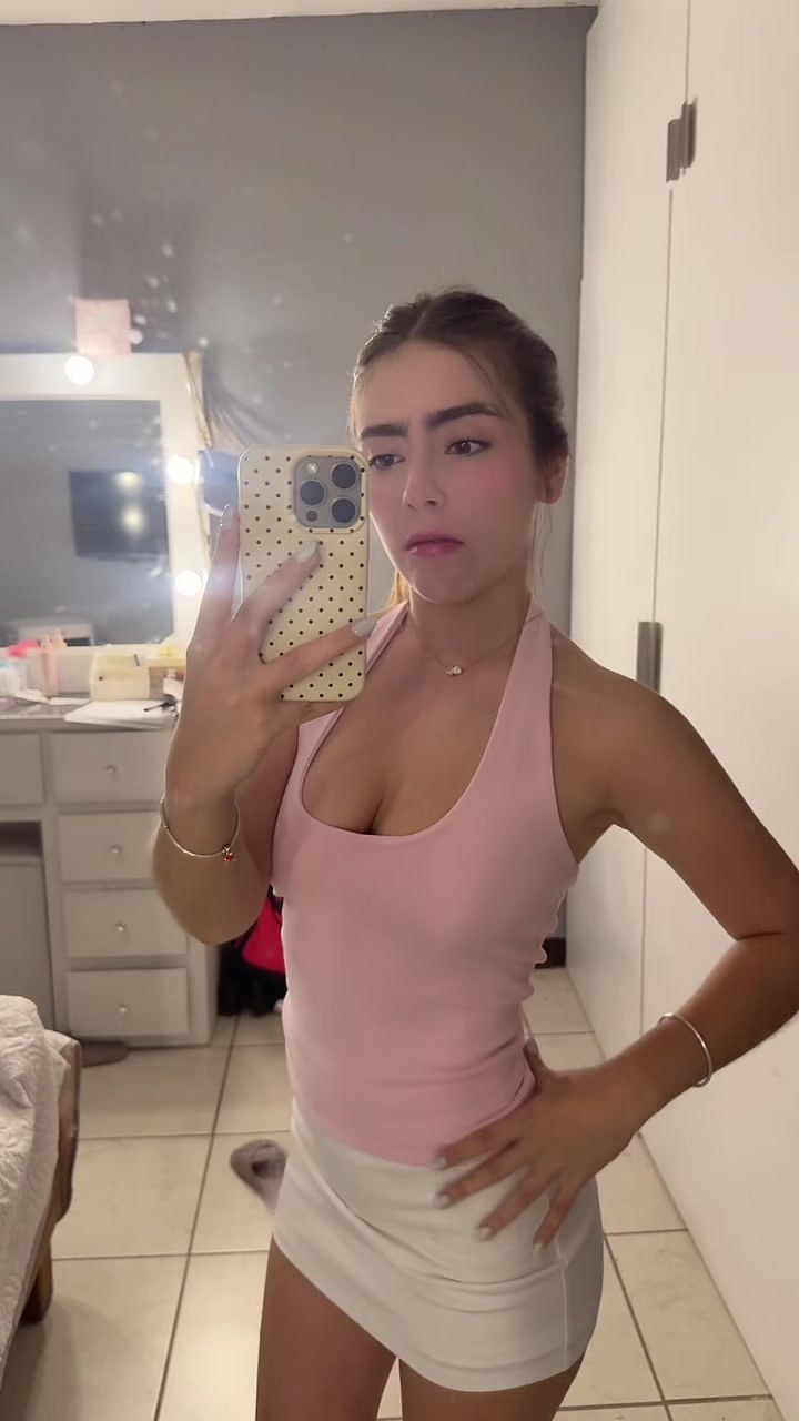 @_andreaalizee_