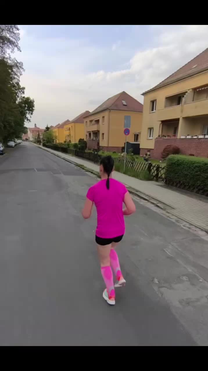 @&Lambda;NTJ&Xi; &bull;V&Lambda;R&Oslash;s RUNN&Xi;R GIRL&bull;