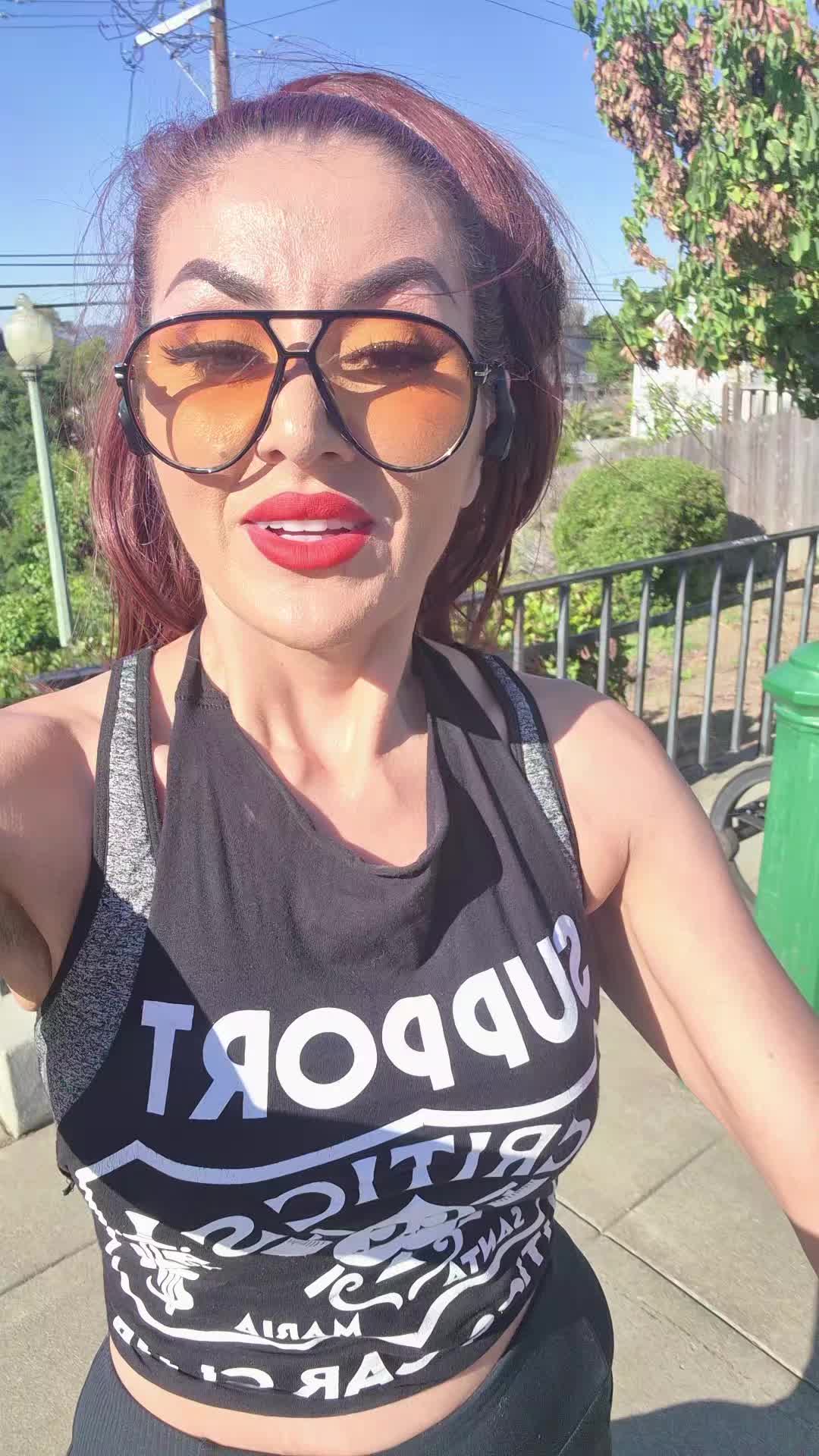 @Lola_LaBamba