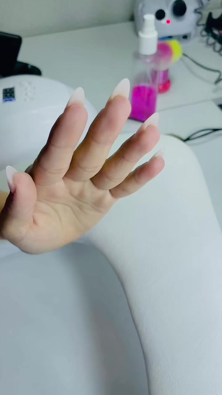 @Emy_