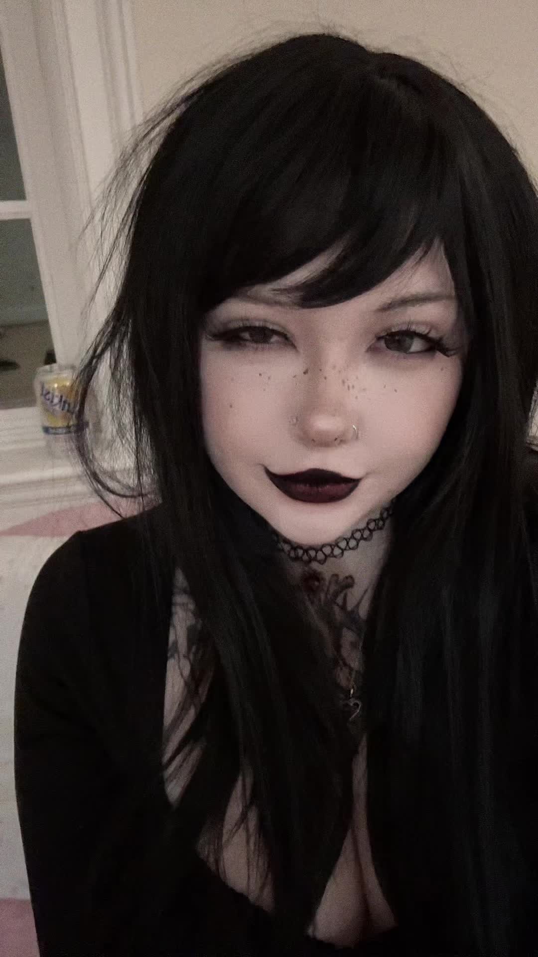@venomous_dolly