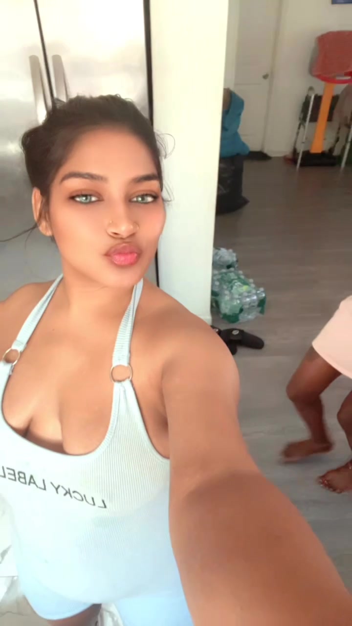 @মোনা ☄️