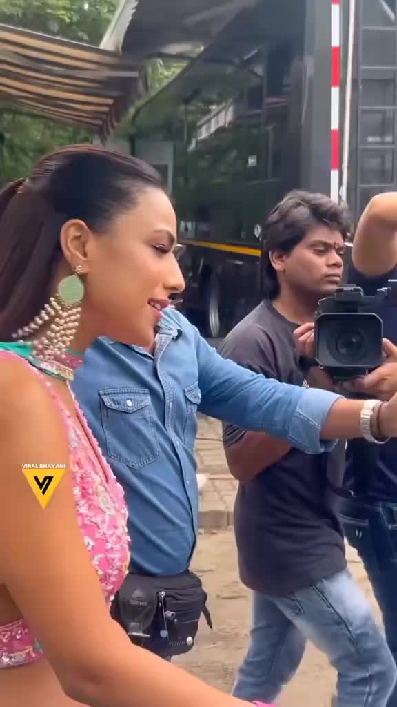 @nia Sharma