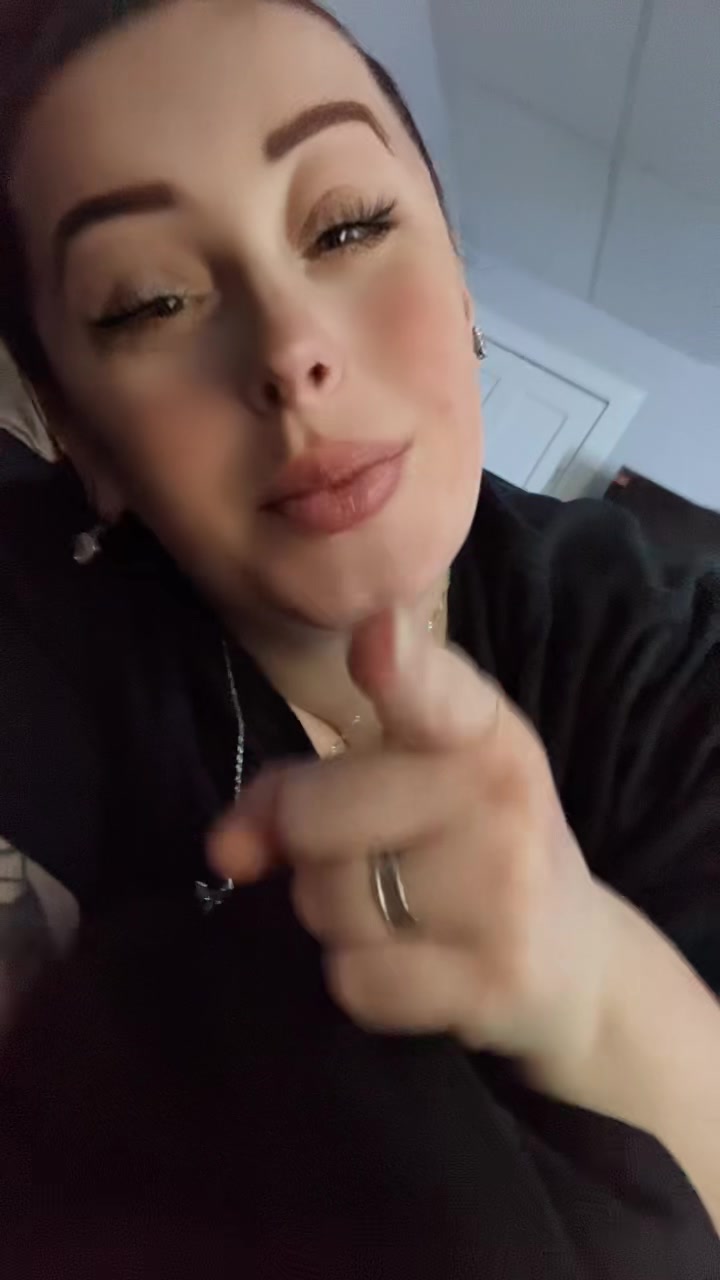 @JustASmallTownGirl🩷💜
