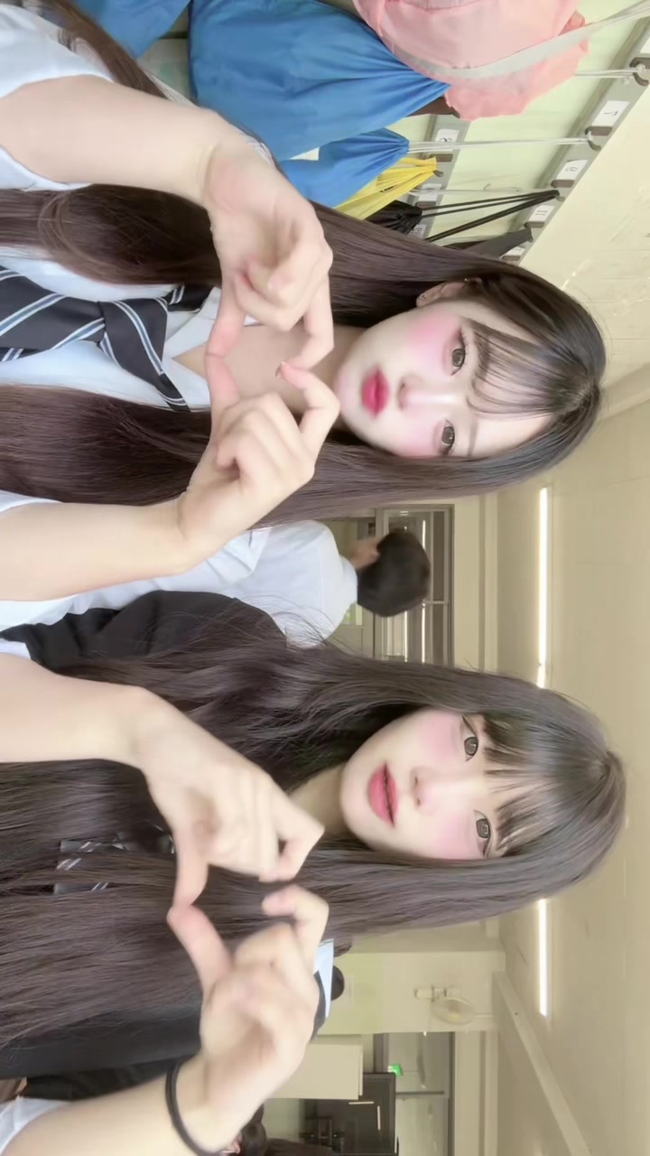 @まな