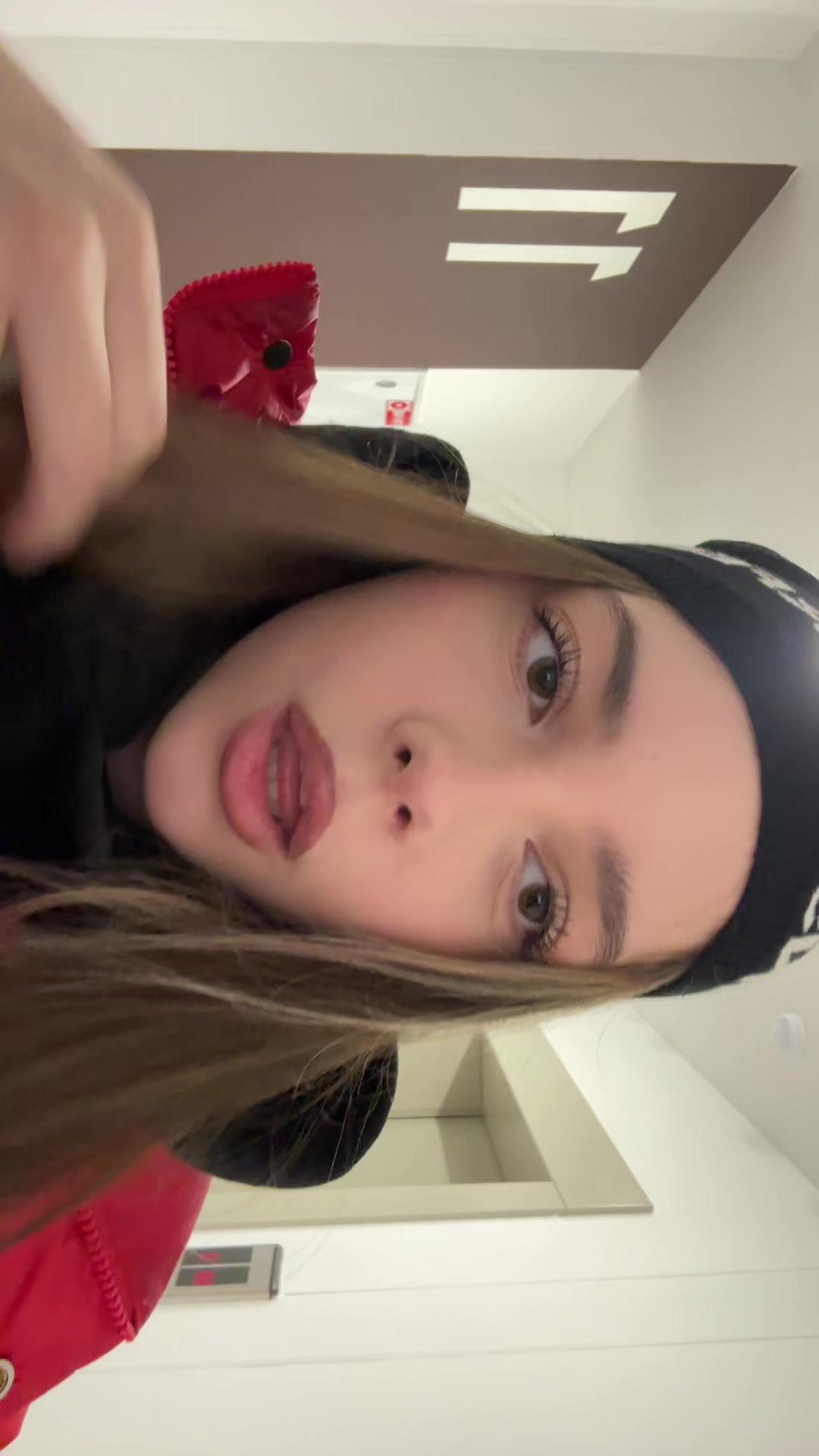@полина🤲🏻