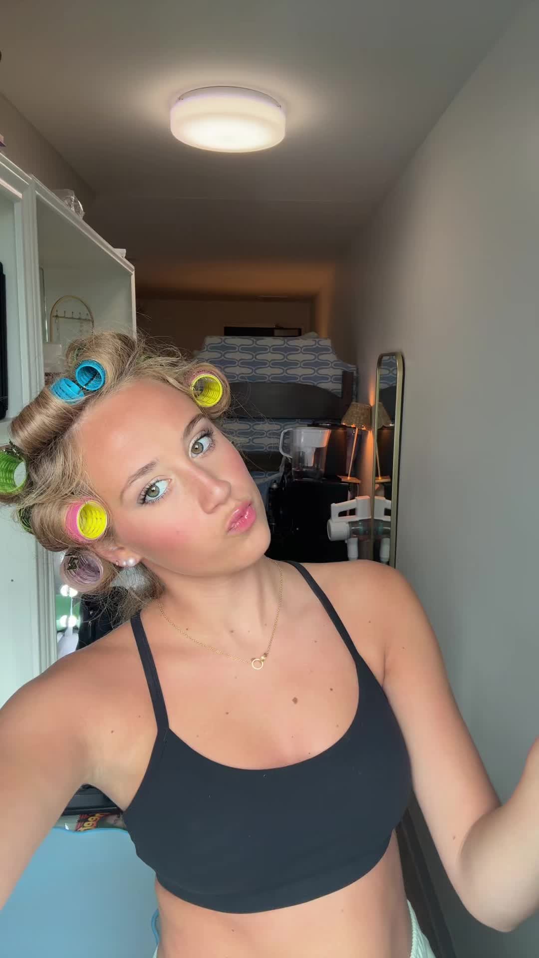 @elliewilliams