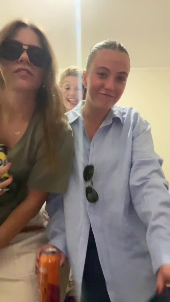 @ella.caust