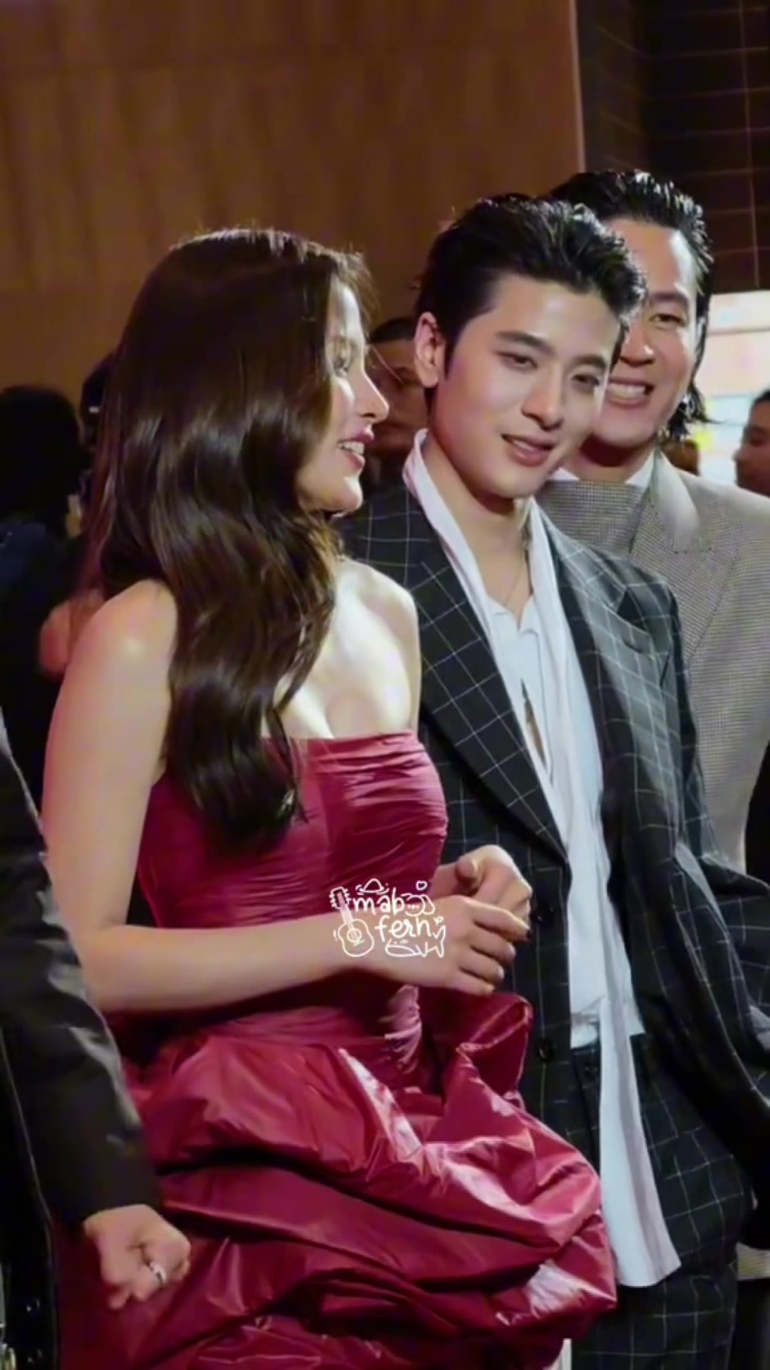 @ph&iacute;a t&acirc;y bầu trời