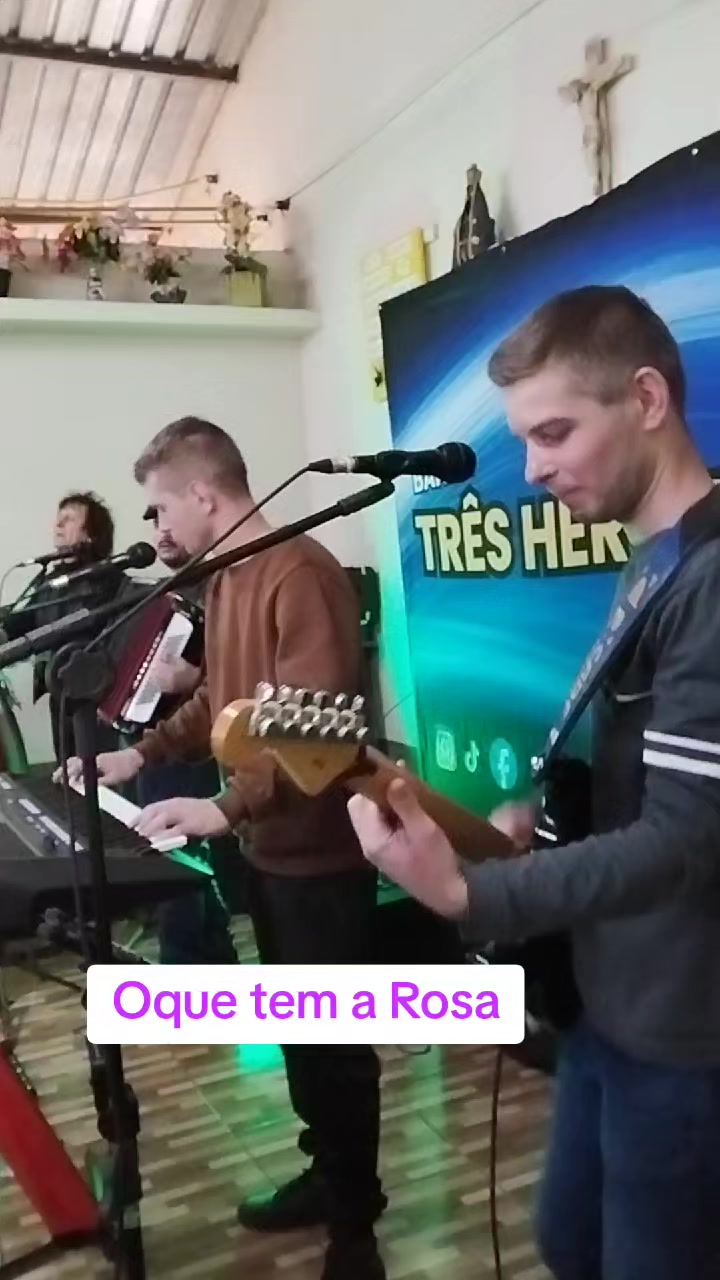 @Tr&ecirc;s Hermanos