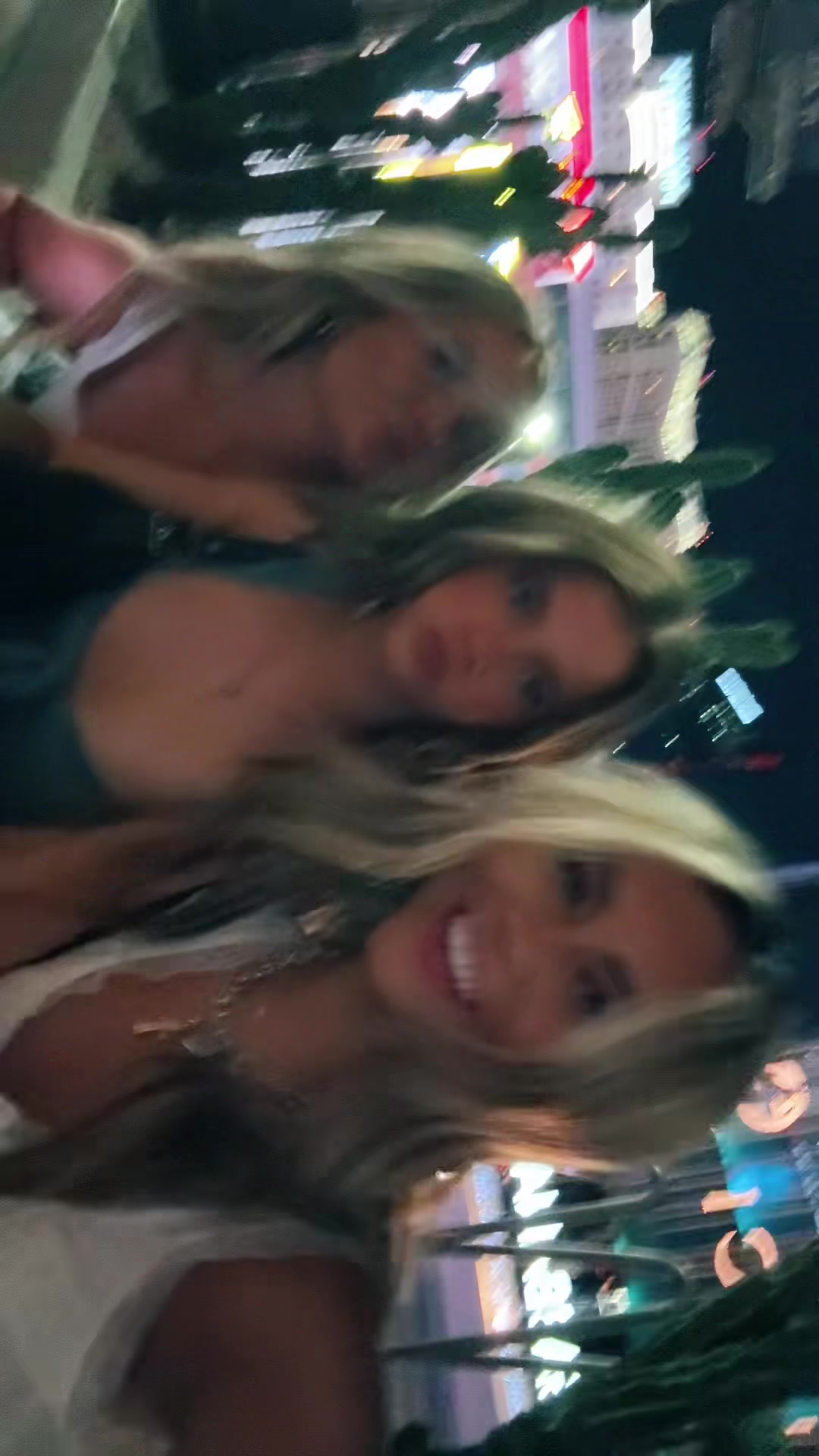 @xoxoella!