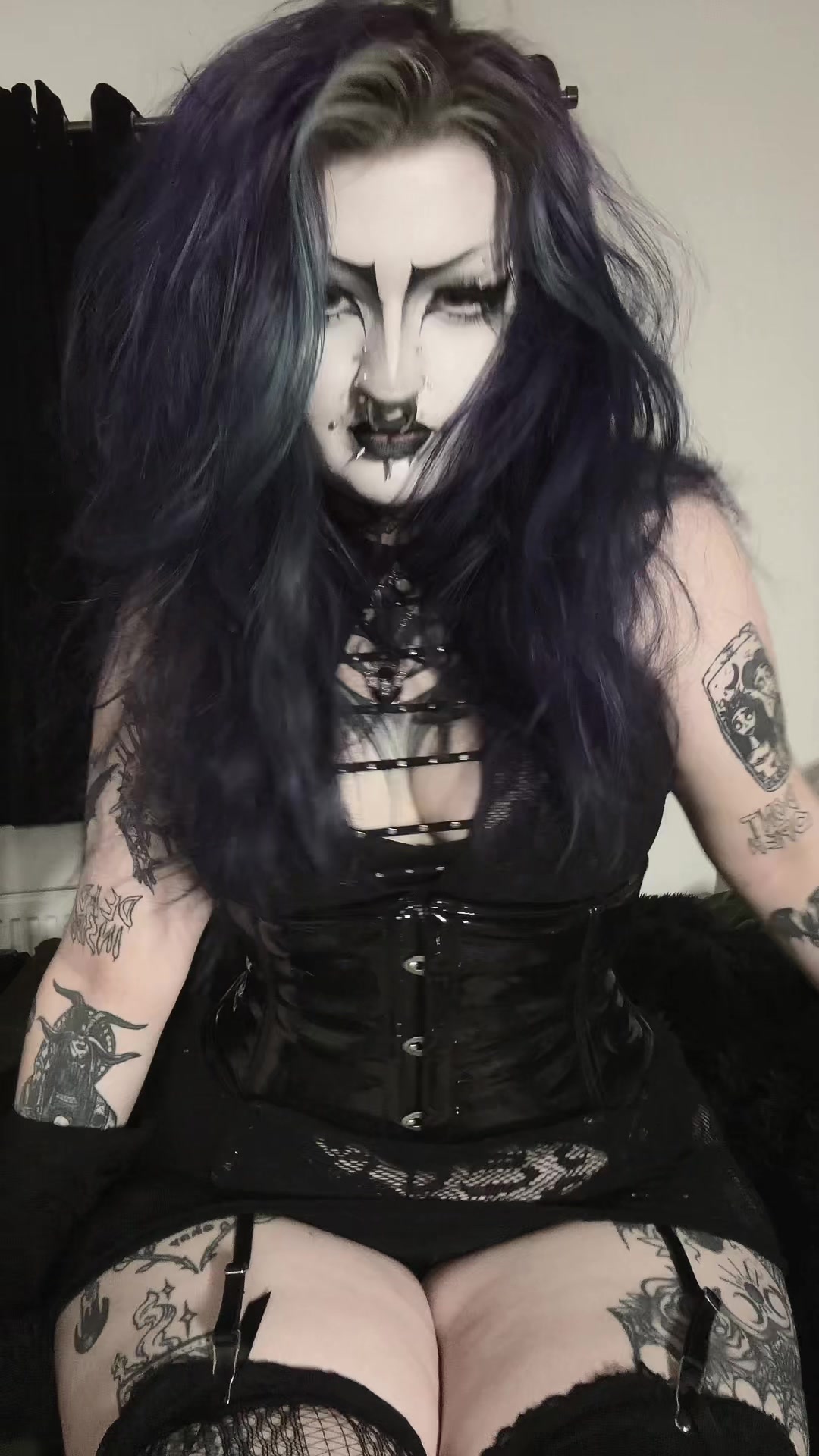 @☠︎︎𝘪𝘴𝘴𝘺☠︎︎