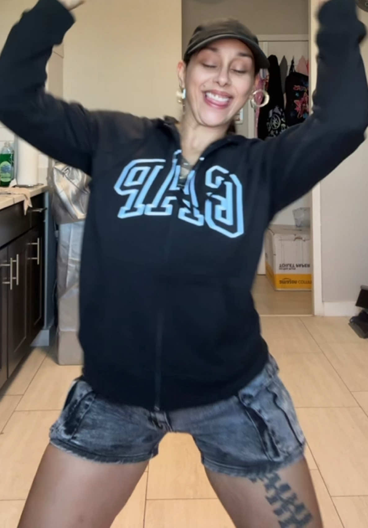 @momof4