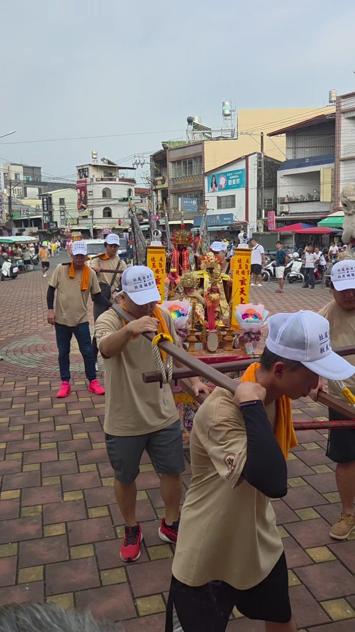 @帥哥跑廟會