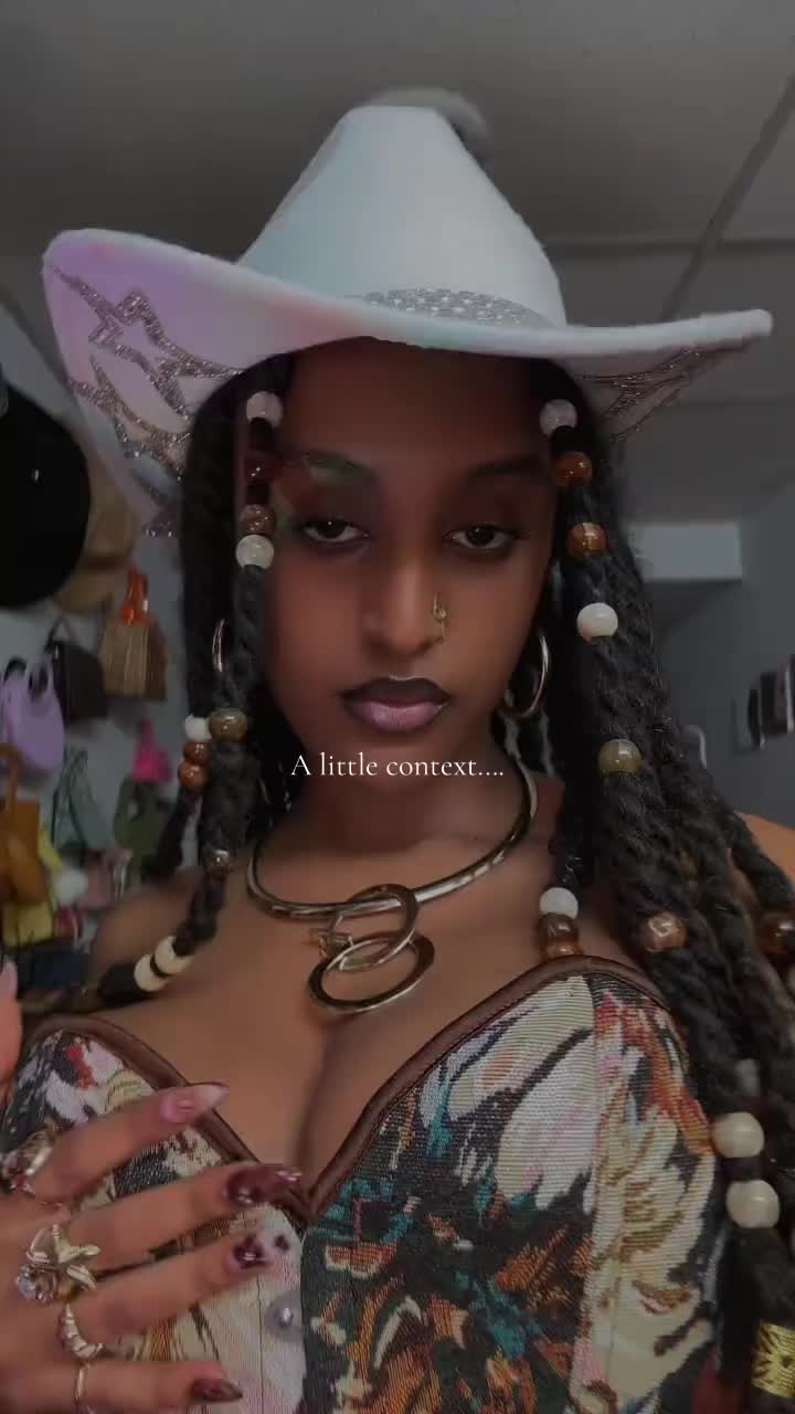 @Mae.