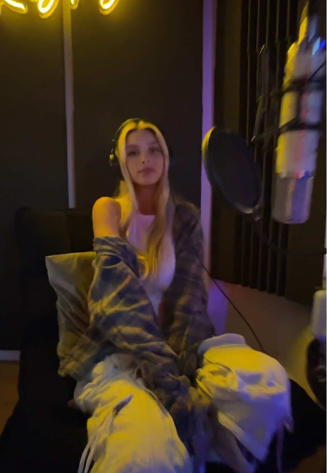 @Ella.netzer