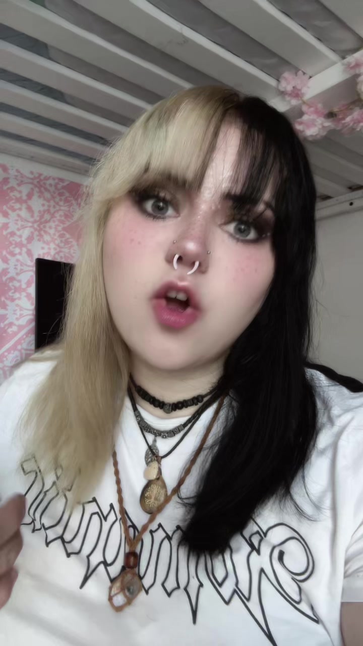 @Julie🖤