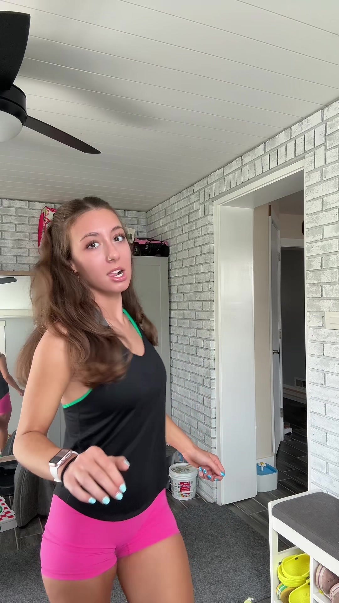 @weirdgirIhotbod