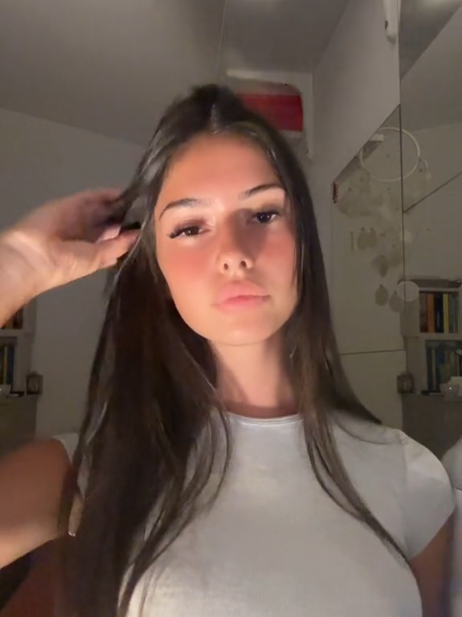 @𝓔𝓵𝓮🖤