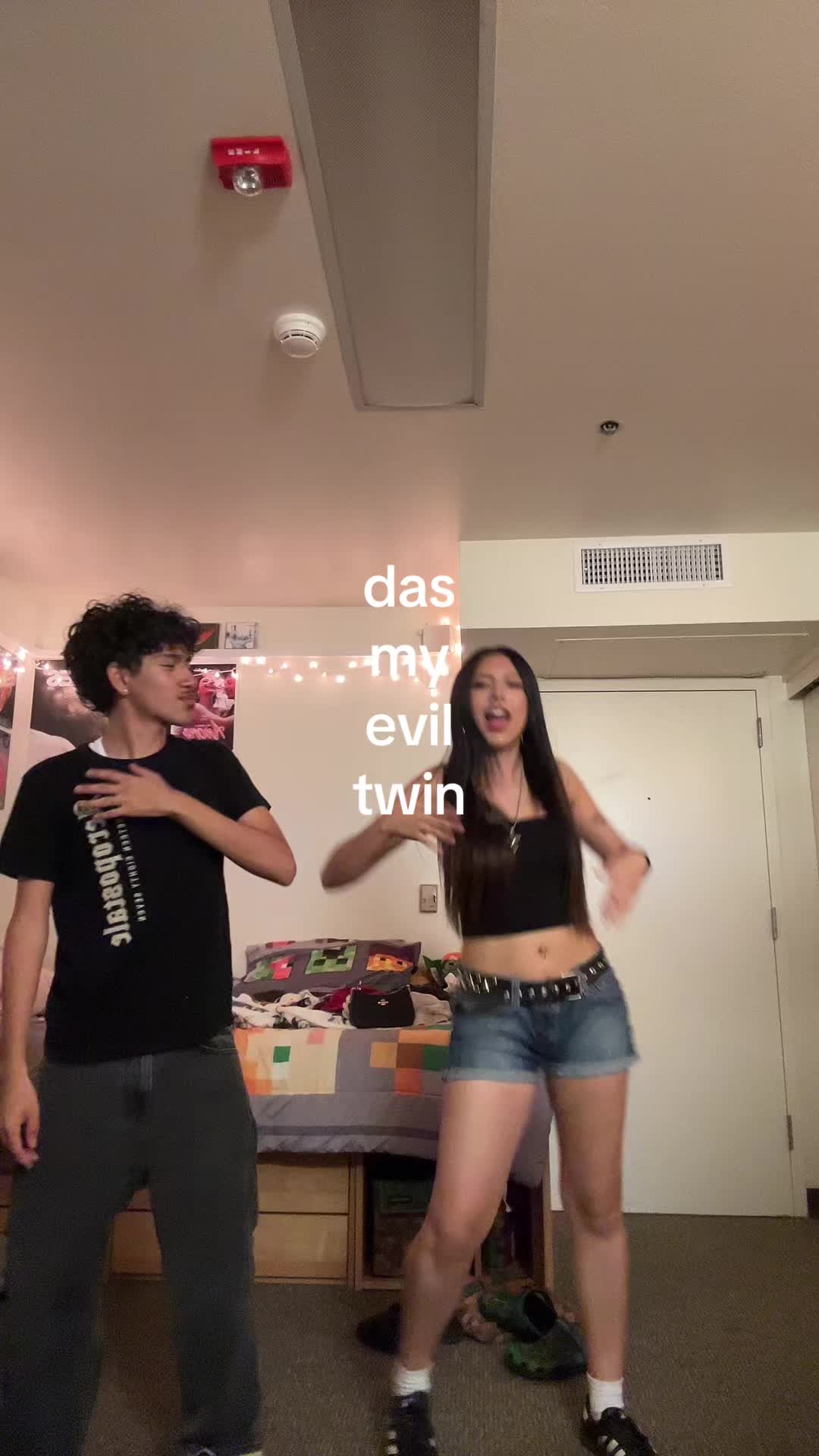 @𖣂