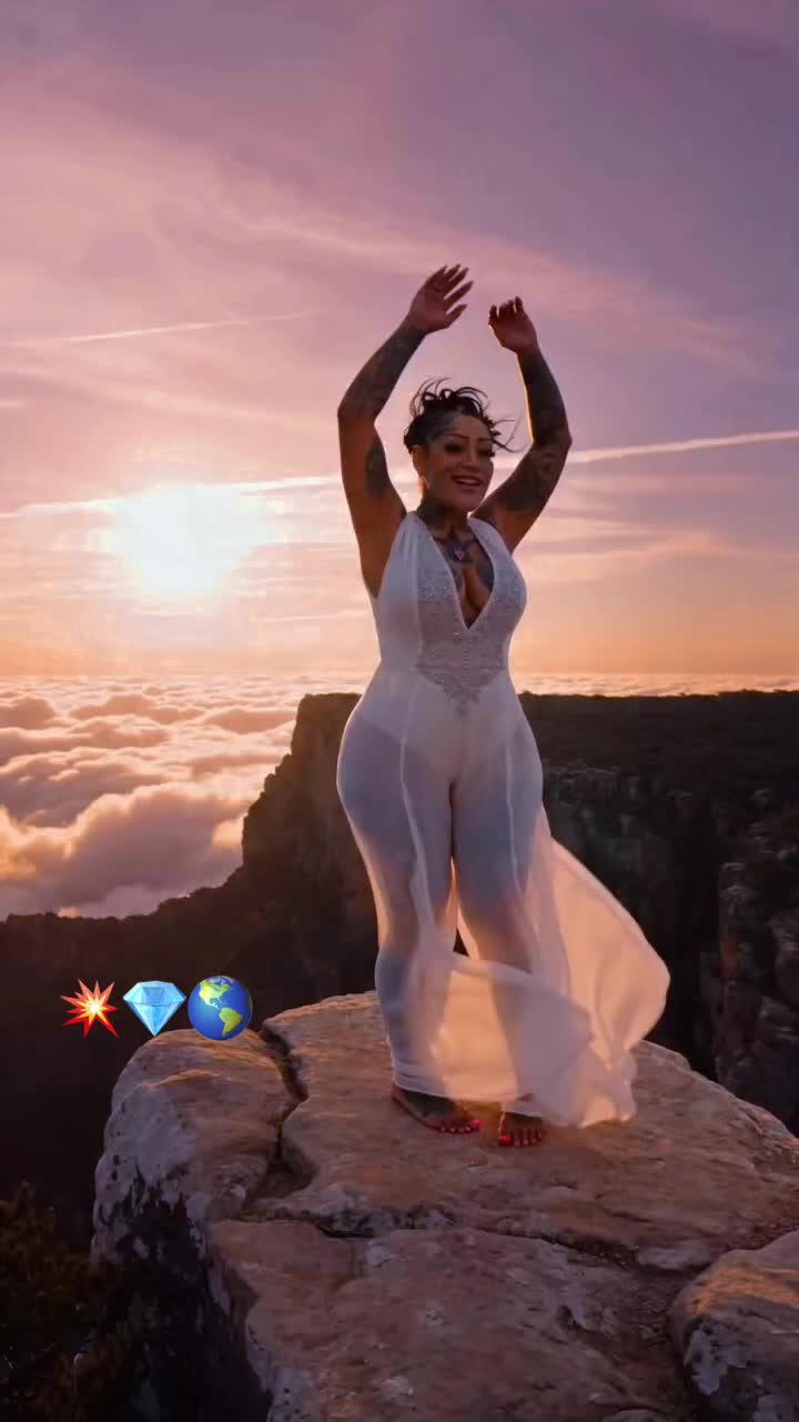 @SheWalksBetweenWorlds