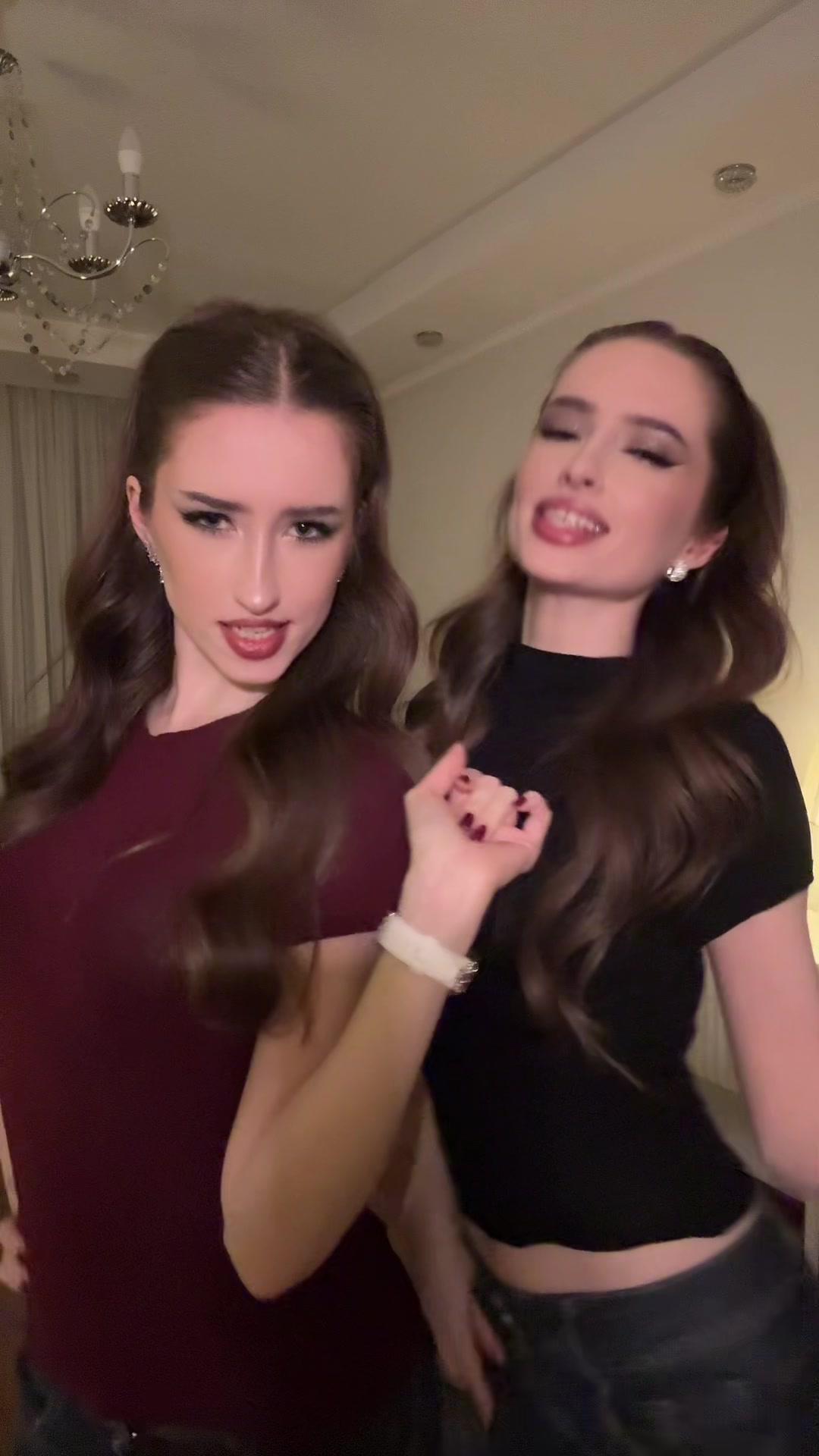 @AlinaandKristinaa