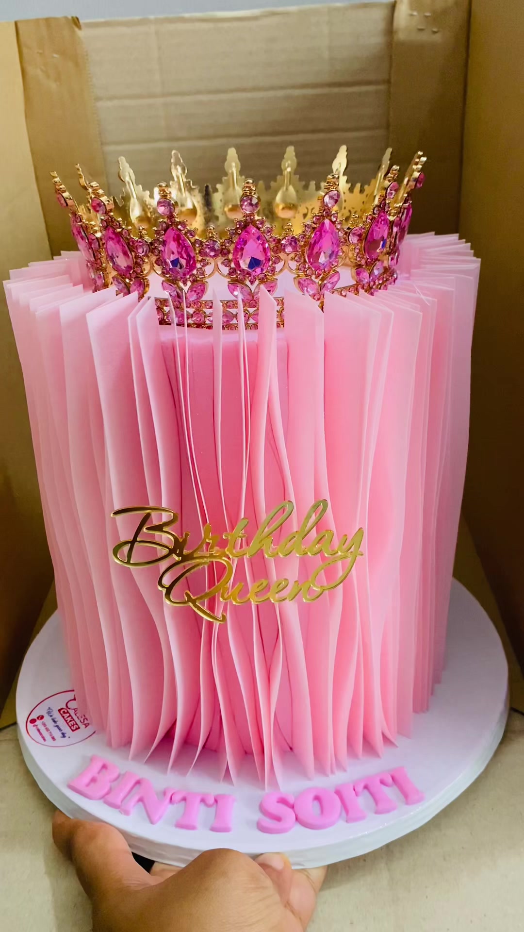 @calesacakes