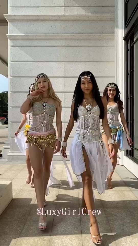 @LuxyGirls