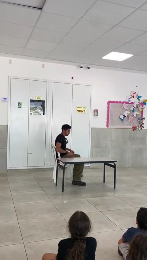 @ההוא ששם דברים על הסנטר
