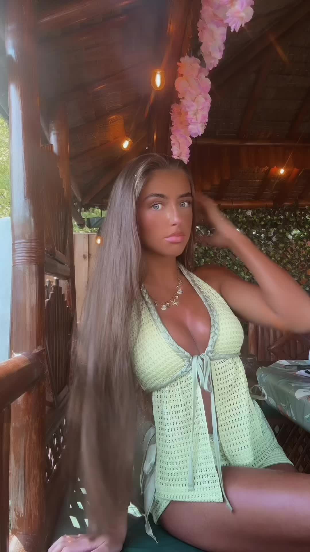 @Rosiedelaneyy_