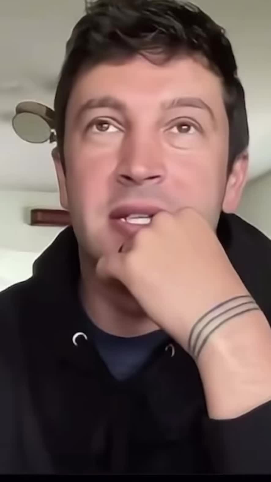@mia |-/