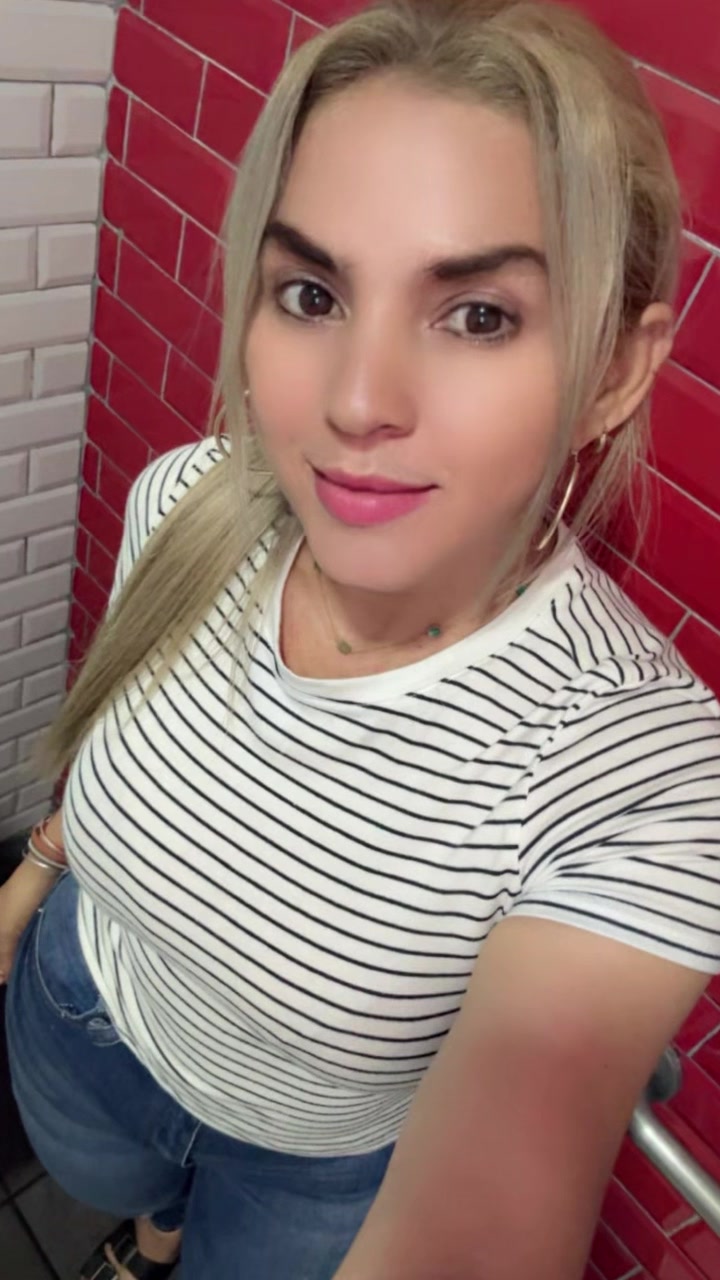 @_melanieamaya_