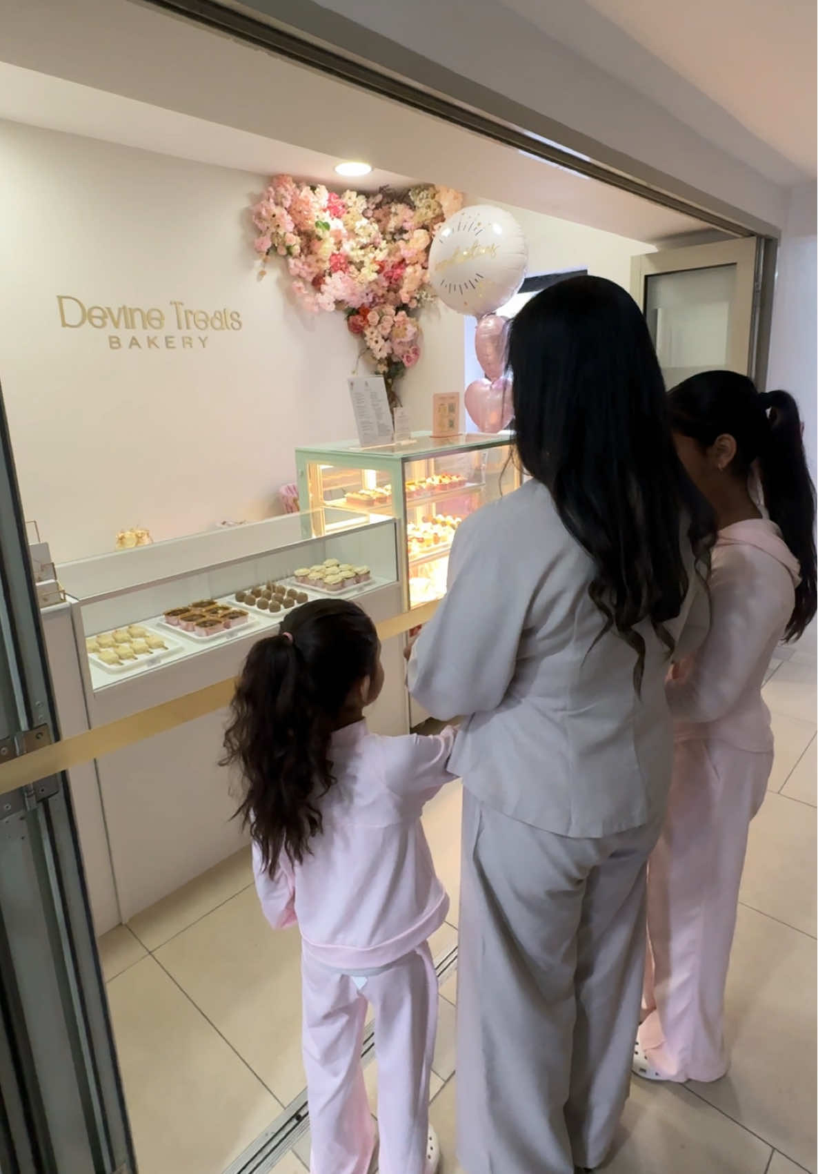 @devinetreatsbakery