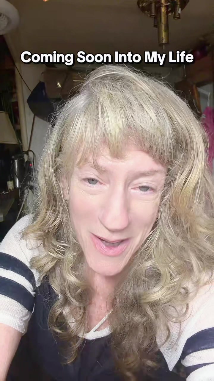 @MamaMary Dancing fishkeeper😂