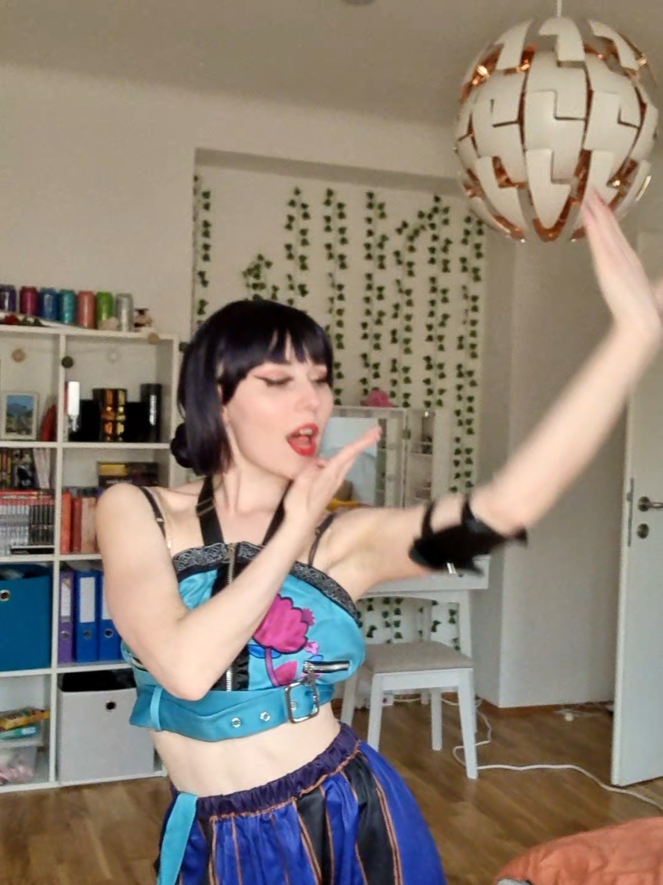 @𝒮𝒽𝑒𝓁𝓁𝓎 🤍