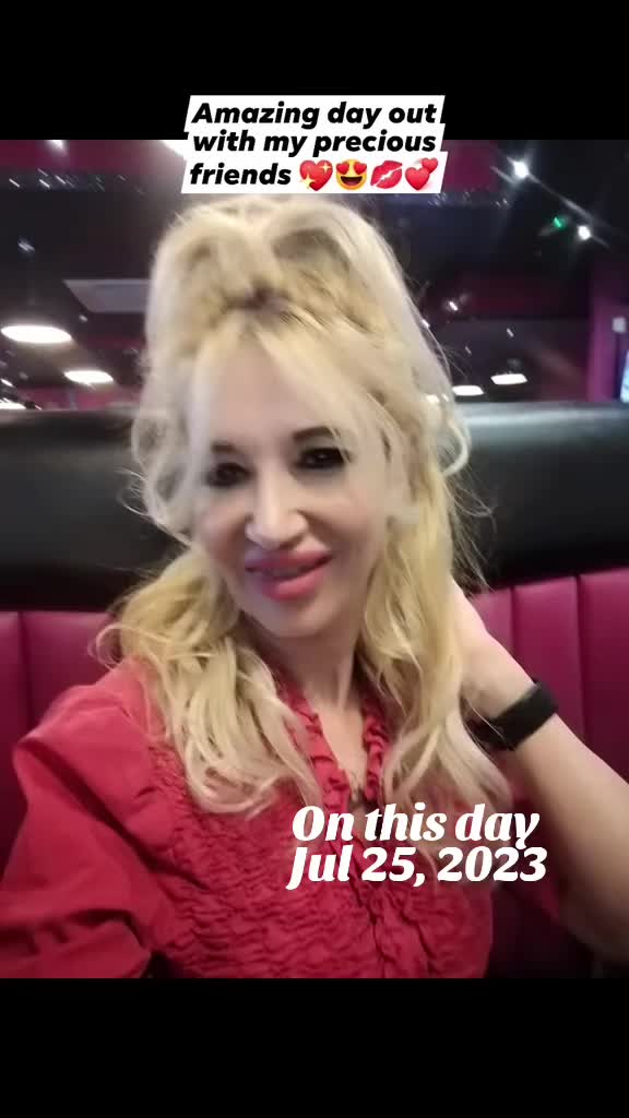 @JulieFashionmodel