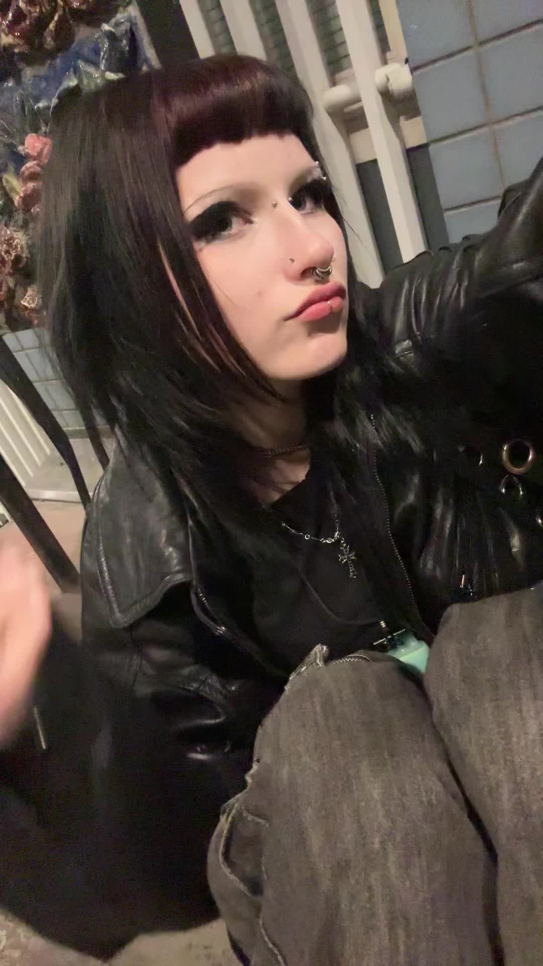 @>_<