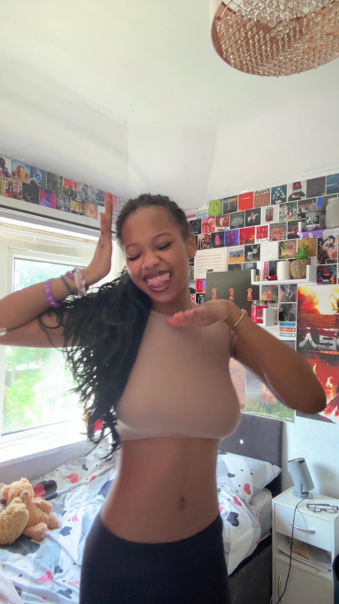 @>.<