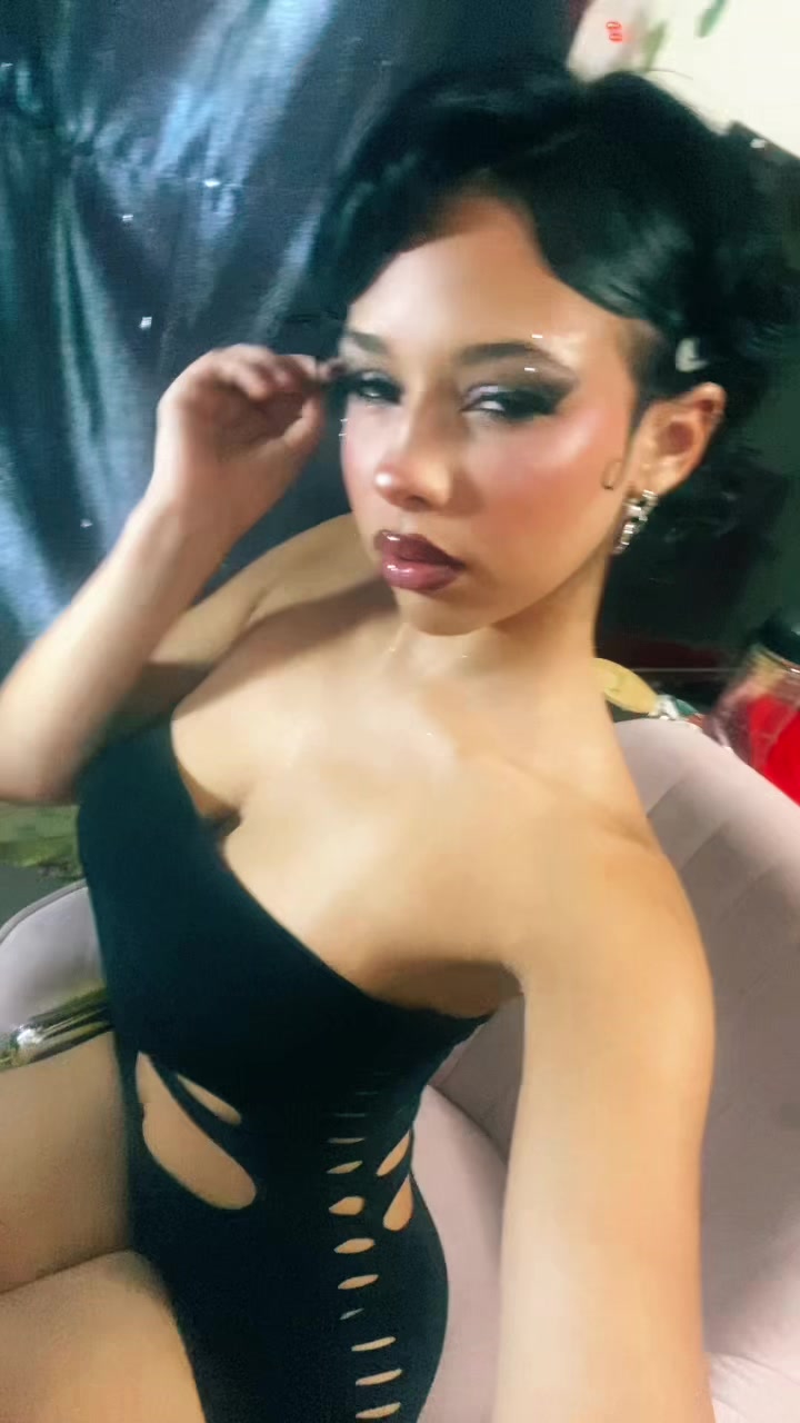 @•