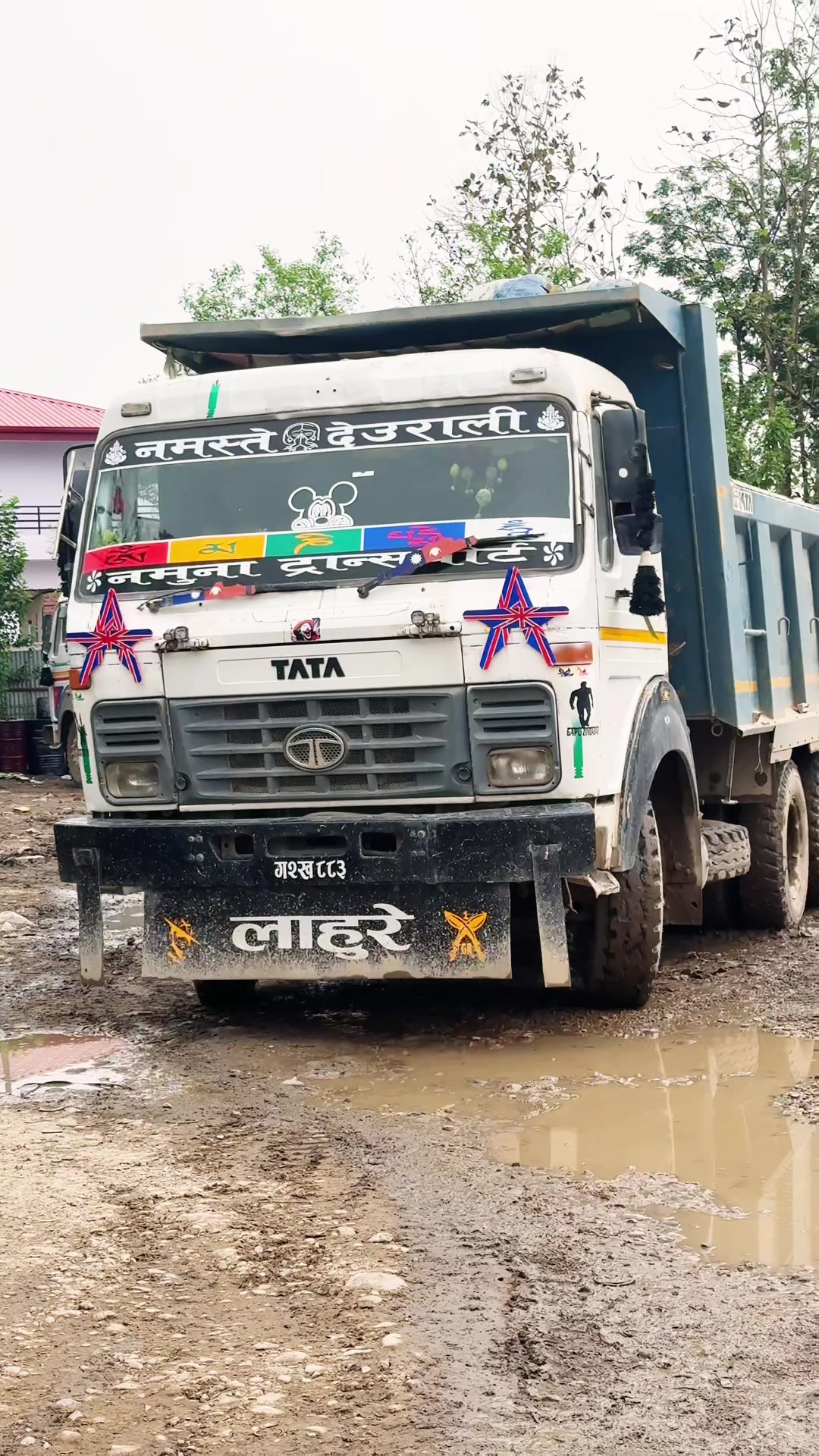 @गुडिरहेका टिपर र ट्रक