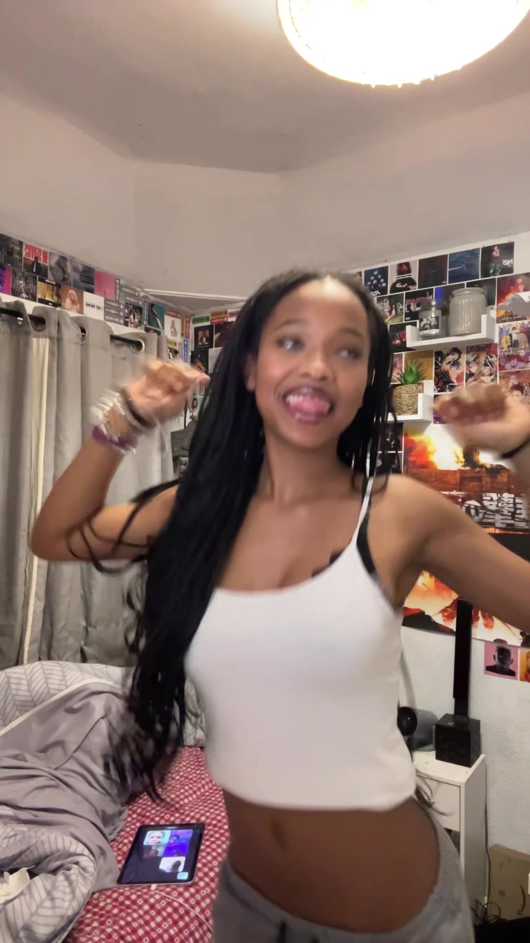 @>.<