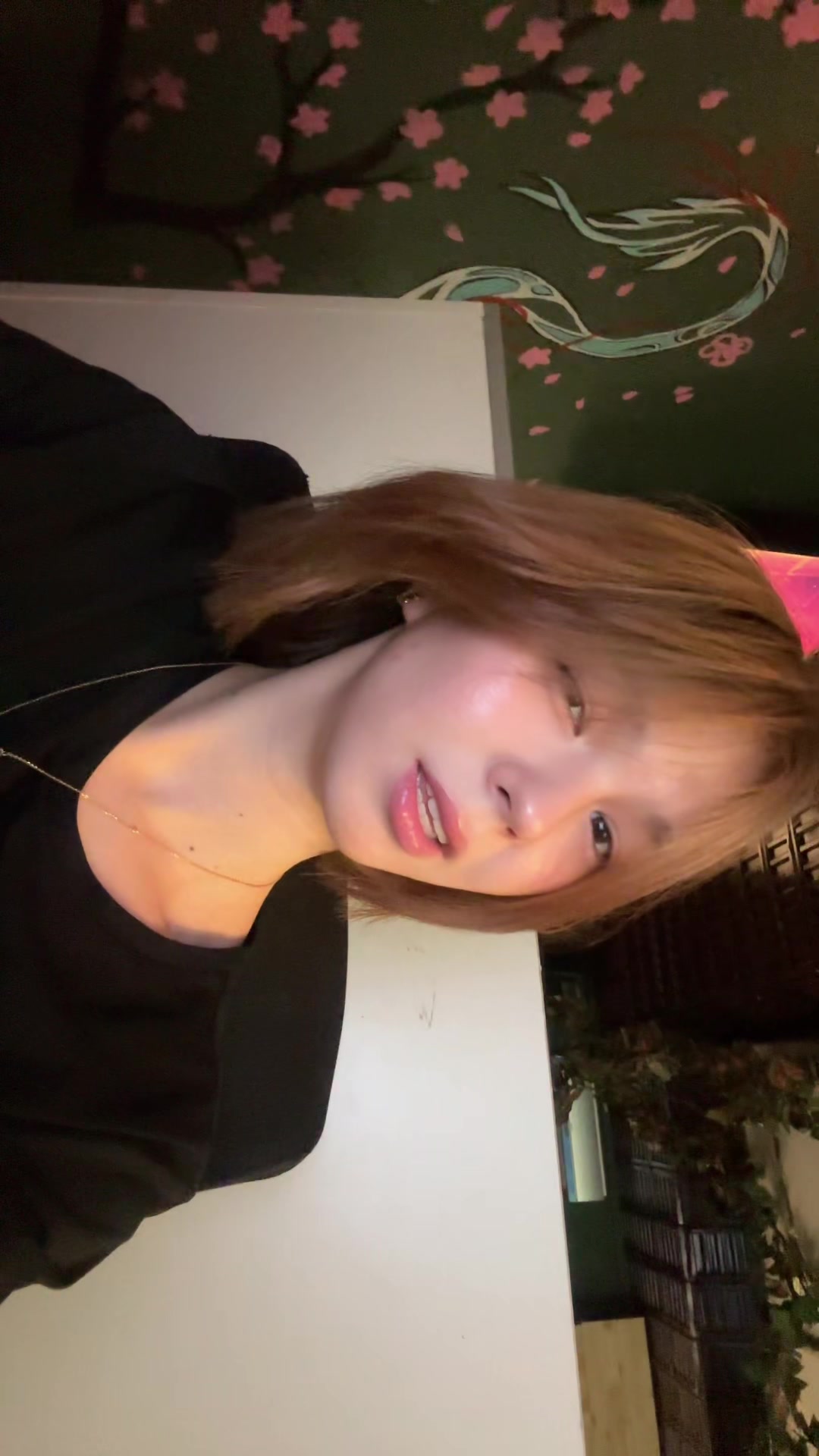 @／(･ &times; ･)＼